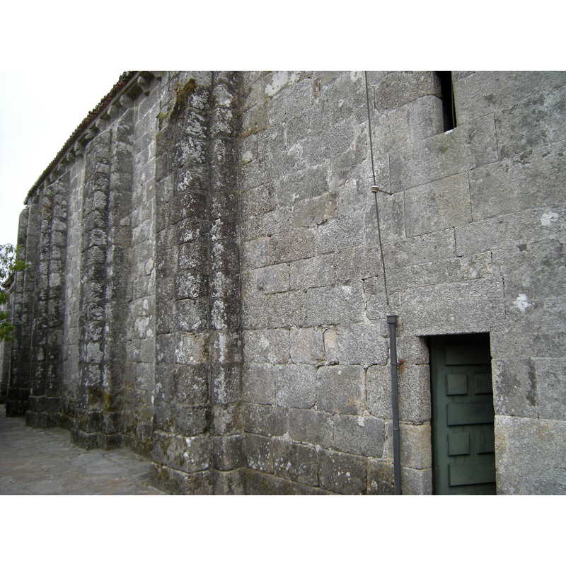 Source caption: "En un extremo del muro norte de la nave apreciamos el añadido del siglo XVIII que modificó su fachada perdiendo su portada original románica."