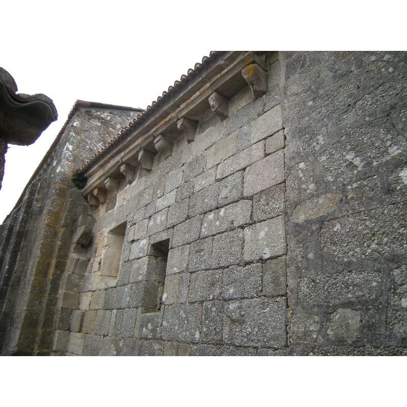 Source caption: "En el muro sur del ábside, se encontraba adosada la sacristía. Este hecho modificó la construcción original, que sería similar a su lado opuesto. En el extremo del muro podemos ver el arranque de uno de los arcos ciegos."