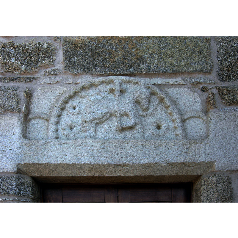 the photographer suggests it may be "una pieza salvada de su anterior localización y reutilizada en esa portada"