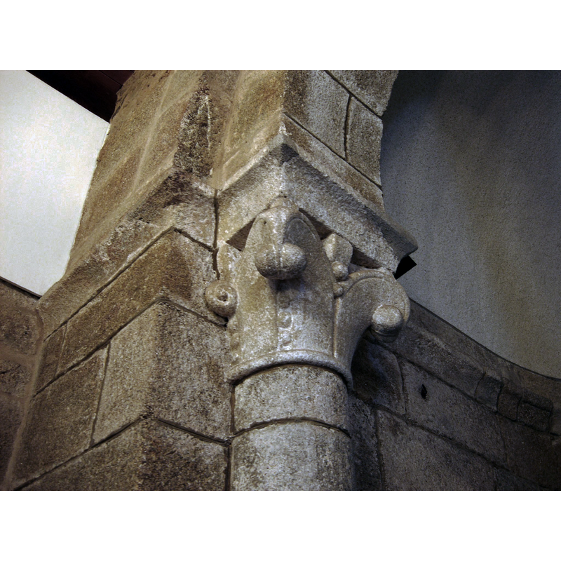 Source caption: "Iglesia de Santiago do Burgo. Capitel del arco triunfal decorado con motivos vegetales."