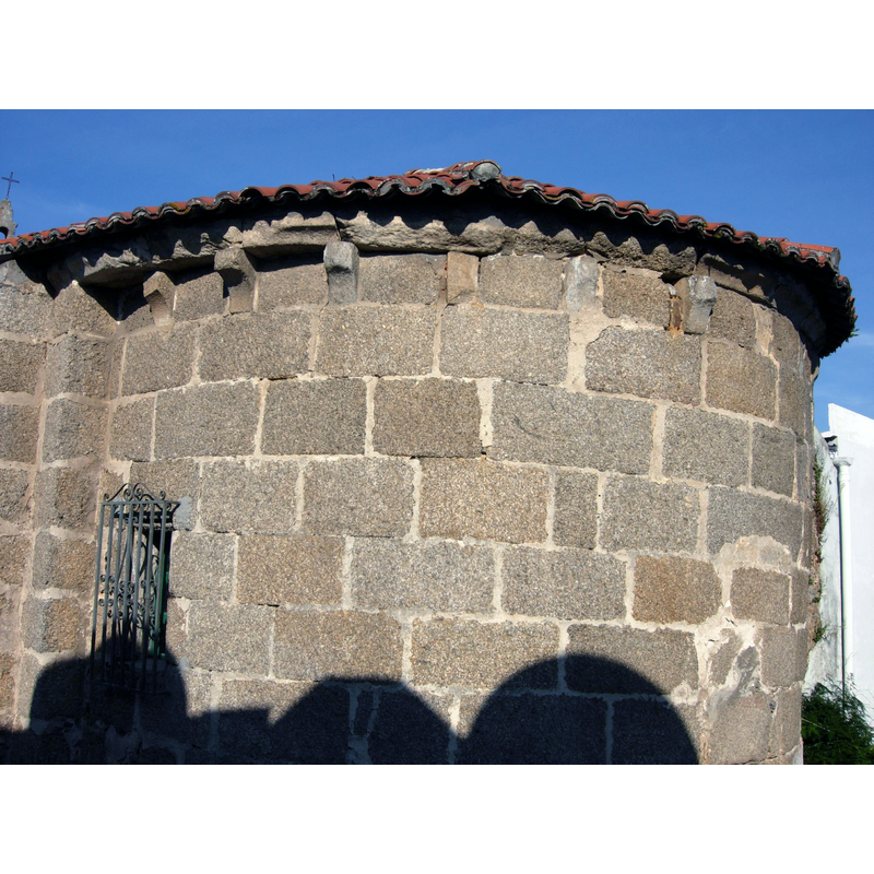 Source caption: "Iglesia de Santa María do Temple. Ábside semicircular con canecillos algo deteriorados por el tiempo."