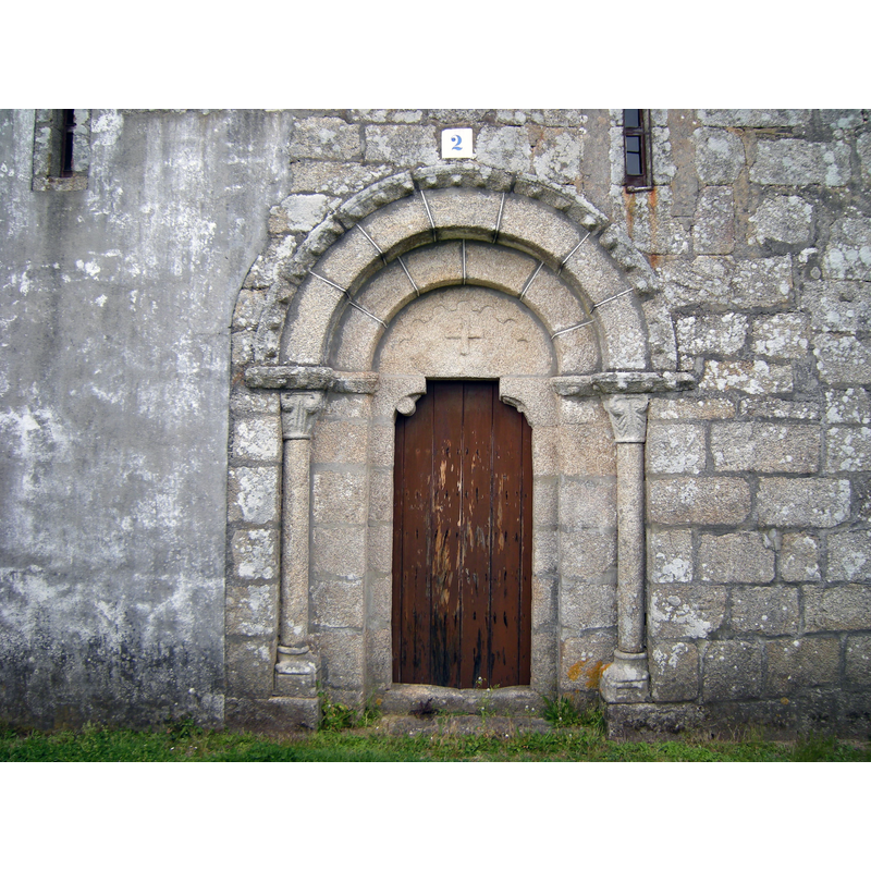 Source caption: "Iglesia de Santo Estevo de Pezobrés. Portada meridional."