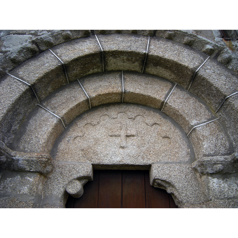 Source caption: "Iglesia de Santo Estevo de Pezobrés. Detalle del tímpano de la portada meridional."