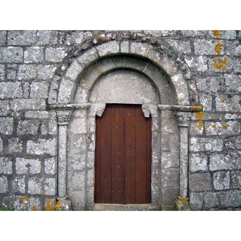Source caption: "Iglesia de Santo Estevo de Pezobrés. Portada occidental."