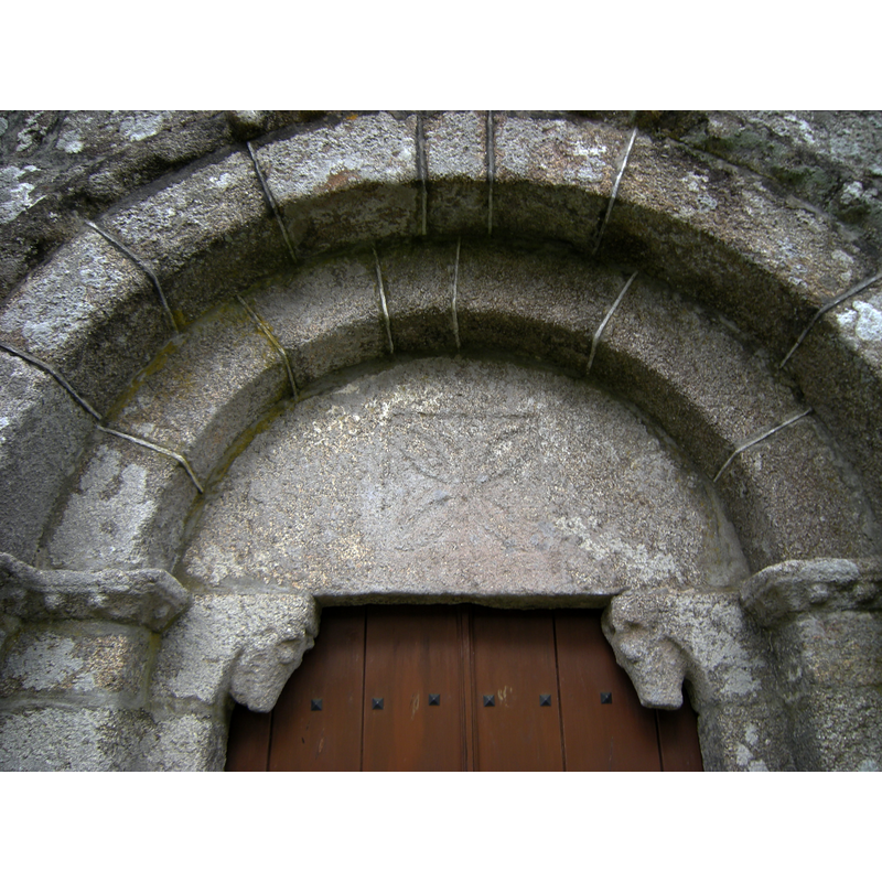 Source caption: "Iglesia de Santo Estevo de Pezobrés. Detalle del tímpano de la portada occidental."