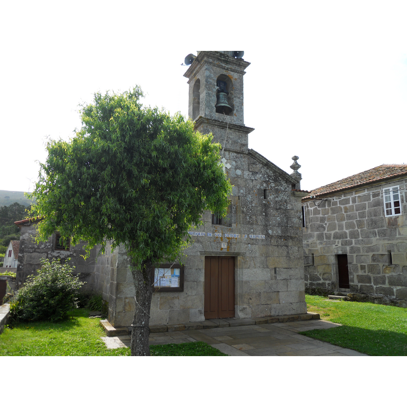 Source caption: "Iglesia de Santo Estevo de Queiruga. Iglesia originaria del siglo XII que fue remodelada posteriormente y tan solo conserva su primitiva cabecera."