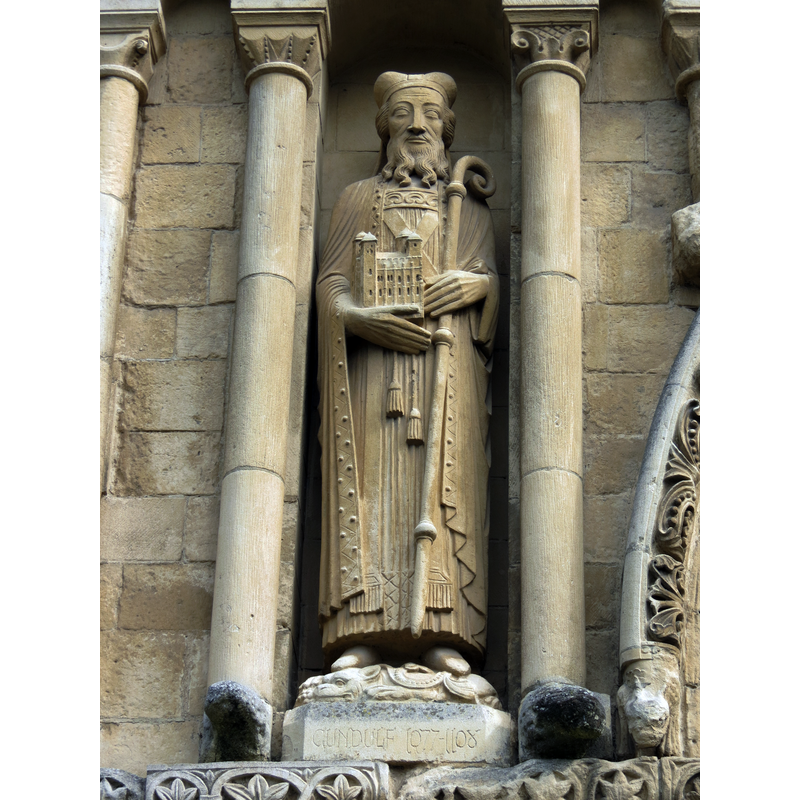 Source caption: "Statue de Gondulf, évêque de Rochester (1077-1108), sur la façade occidentale de la cathédrale de Rochester."
