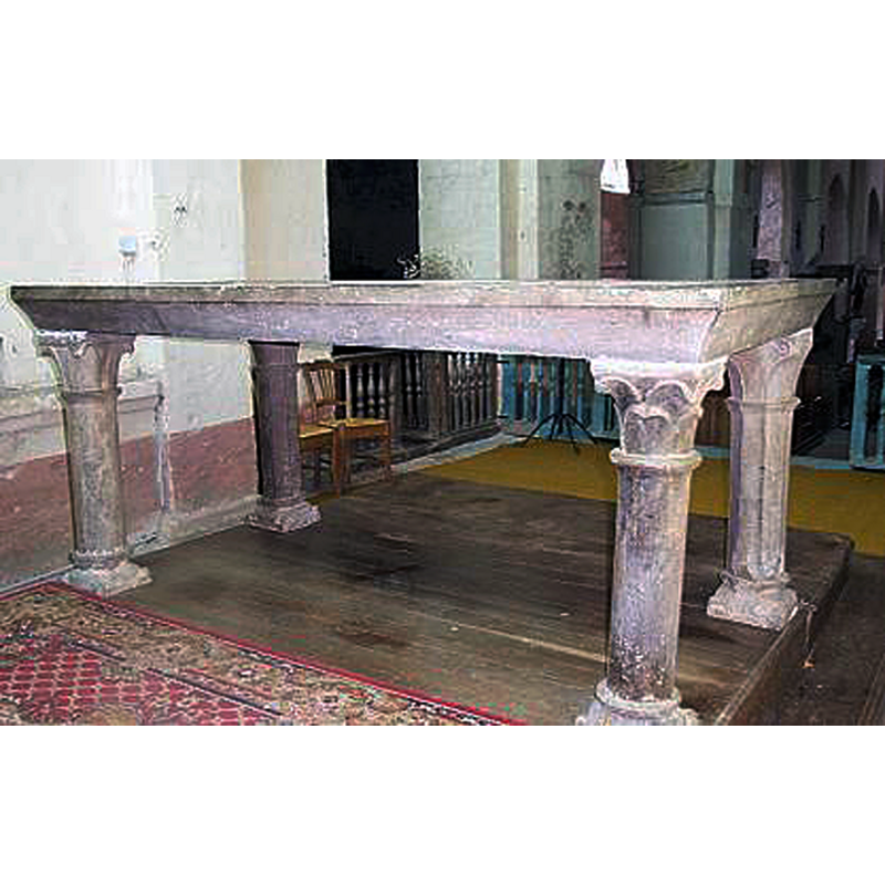 "Table d'autel et ses supports, pierre verte [...] 12e siècle" [source: Palissy [ref.: PM21000170]]