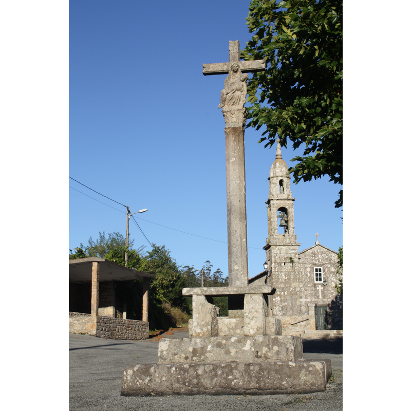 Source caption: "Cruceiro no lugar do Cruceiro, fronte á igrexa de Santa María de Ordoeste, parroquia da Baña (A Coruña)"