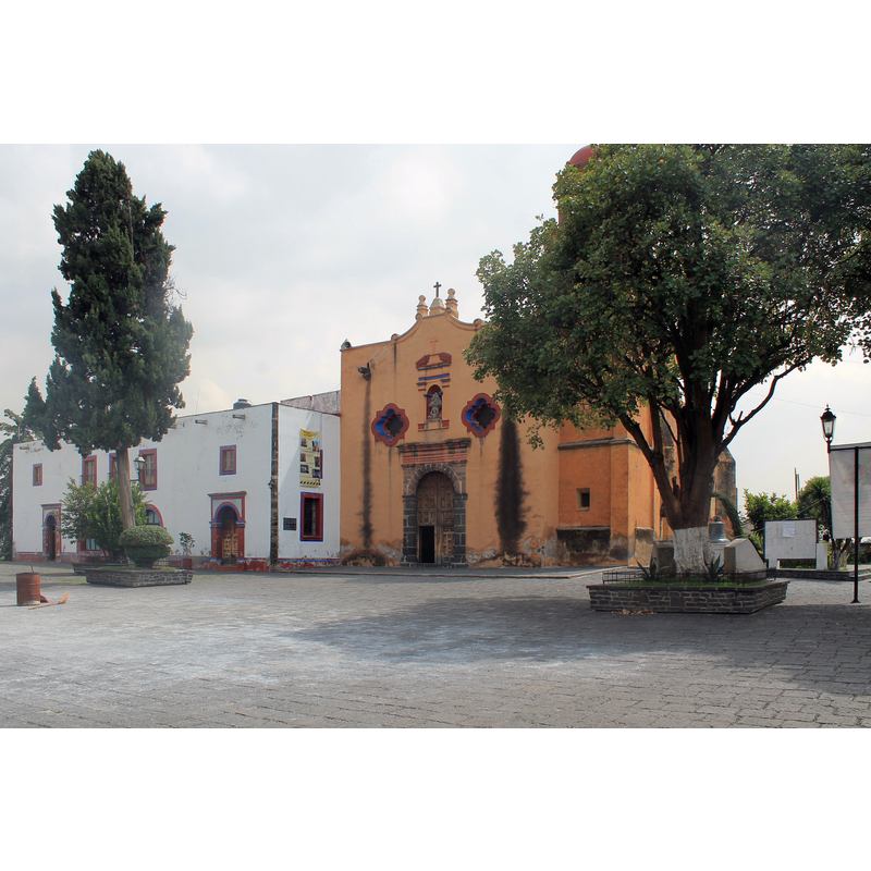 Source caption: "Convento Santa María de la Visitación, Barrio Santa María Tepepan, Delegación Xochimilco, Ciudad de México. Fachada de la capilla adornada por dos árboles y un amplio patio"