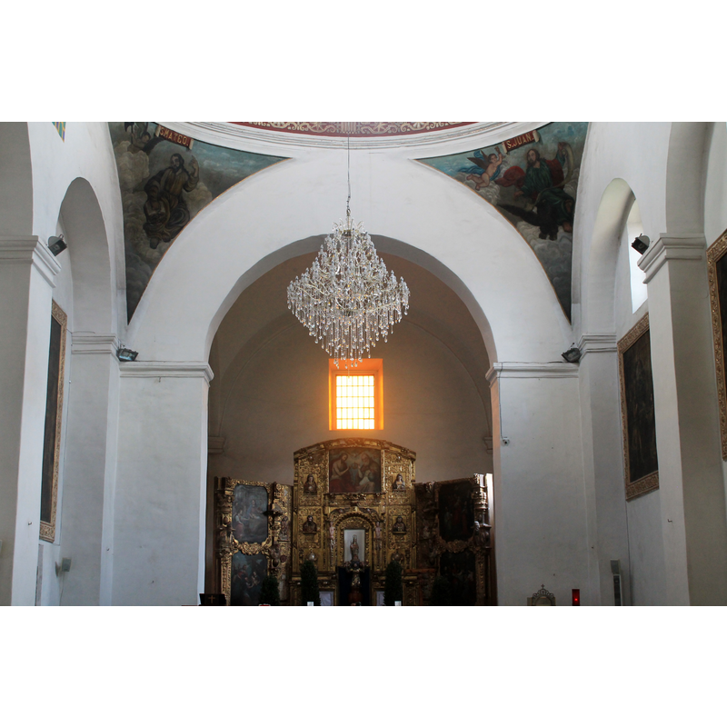 Source caption: "Convento Santa María de la Visitación, Barrio Santa María Tepepan, Delegación Xochimilco, Ciudad de México. Interior del lugar donde cuelga un candelabro de cristal al centro de la capilla que adorna el atrio."