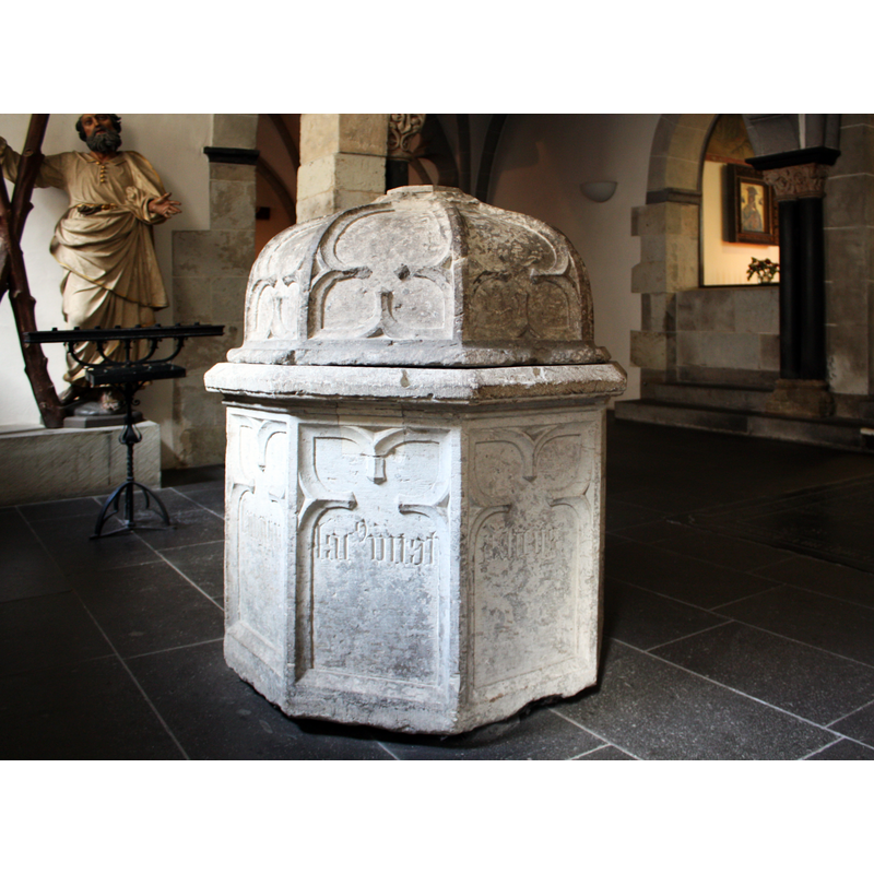 "Blutbrunnen": the old font; or, is it? formerly a reliquary; was it ever used as font? -- Source caption; "Der sogenannte „Blutbrunnen“, ein ehemaliges Reliquiar, steht im Zusammenhang mit dem Kult des Martyriums der 11000 Jungfrauen, der außer im Stift St. Ursula auch bei den Benediktinerinnen des Klosters zu den heiligen Machabäern besonders sehr ausgeprägt war."