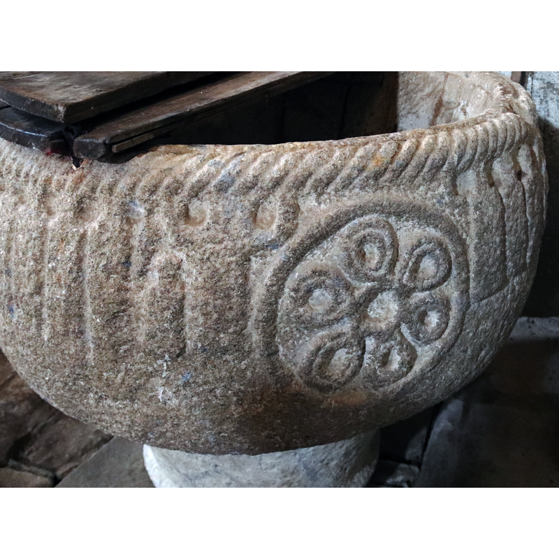 there appears to be a row of standing on to the left of two figures, one probably kneeling, the other standing, arms in orant position; there are more standing figures to the right of the hexafoil motif; are they part of the same scene?
