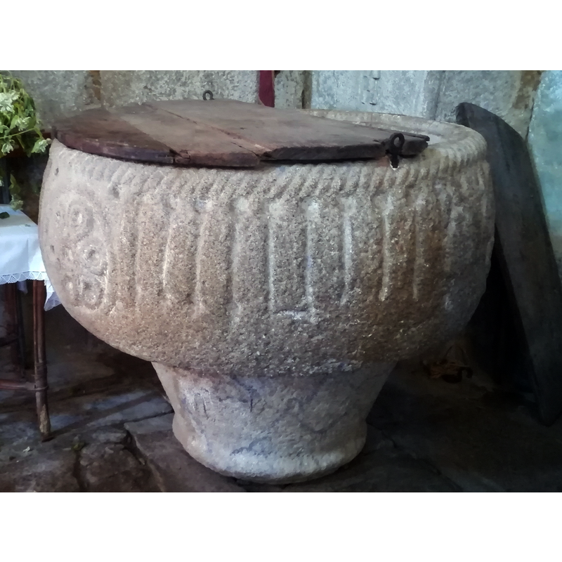 the hexafoil motif is clearly visible here, on the left, as are the figures between it and the scene(?) on the right
