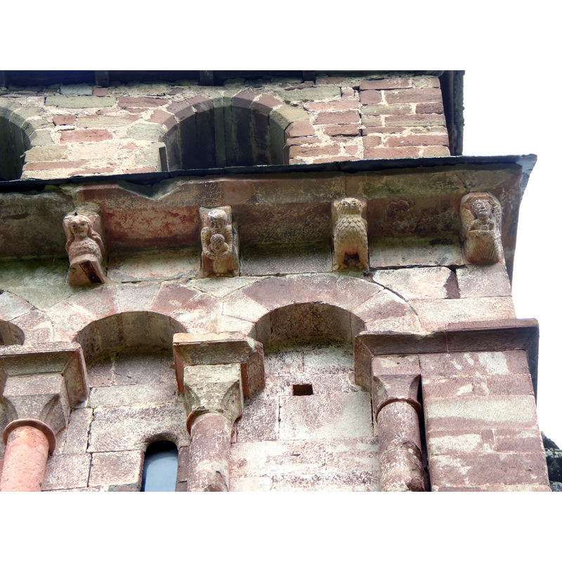 Source caption: "modillons façade principale"