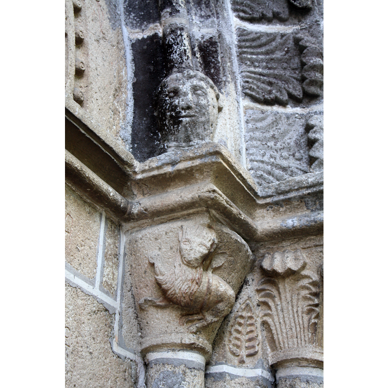 Source caption: "Capiteis da portada (lado dereito) na fachada occidental da igrexa de San Domingos de Ribadavia."