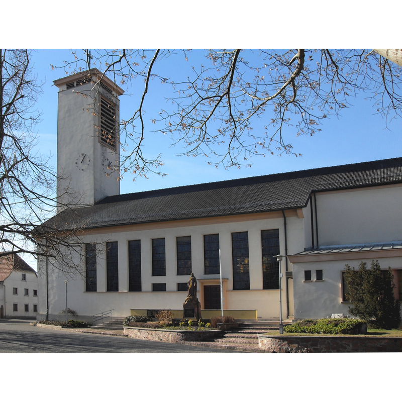the modern church replaced the one destroyed in 1945