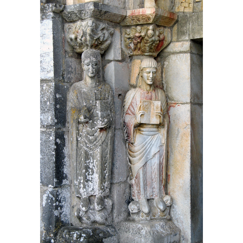 Source caption: "La basilique Saint-Just de Valcabrère - Haute-Garonne, Midi-Pyrénées, France. Édifice de style roman des XIe et XIIe siècles - détail du portail."