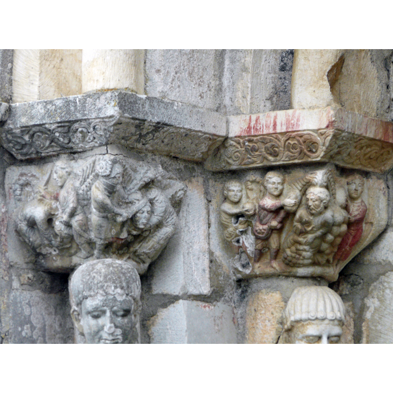 Source caption: "Chapiteaux du portail au-dessus des têtes de saint Just et saint Étienne, basilique Saint-Just de Valcabrère, Haute-Garonne, France."