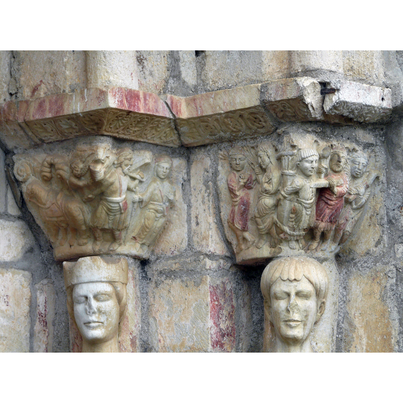 Source caption: "Chapiteaux du portail au-dessus des têtes de sainte Hélène et saint Pasteur, basilique Saint-Just de Valcabrère, Haute-Garonne, France."