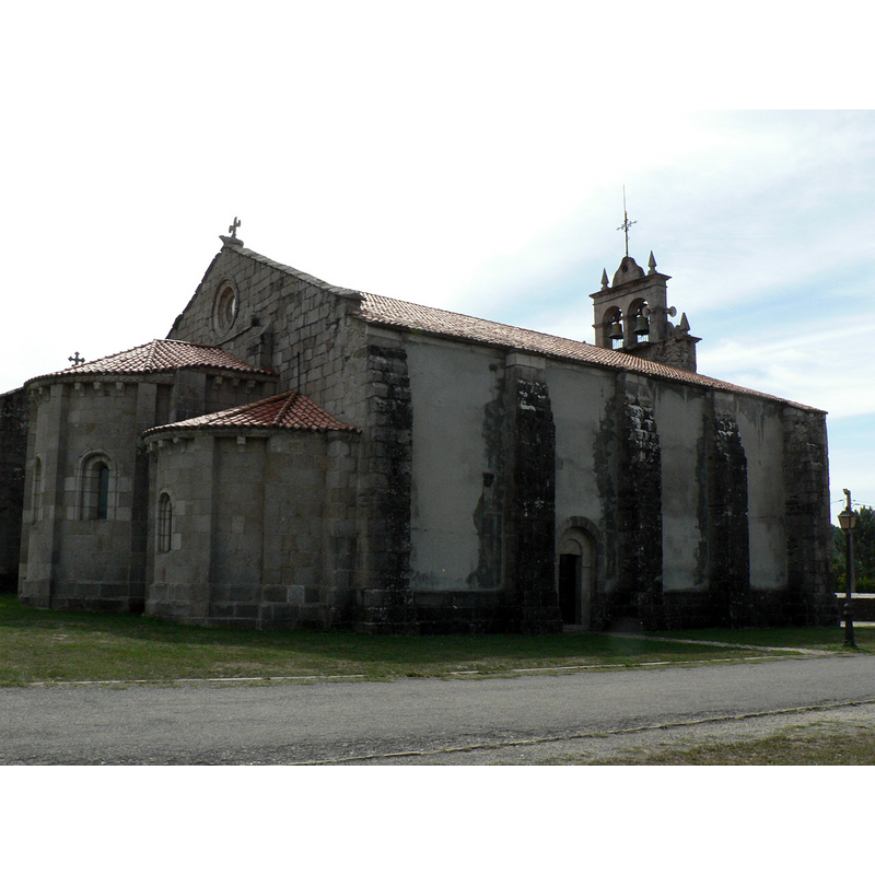 Source caption: "Bergondo - Iglesia parroquial de San Salvador de estilo románico, antiguo monasterio benedictino, data del siglo XII y reformada en el XIV."