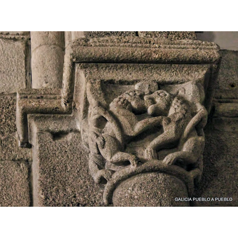 Source caption: "Los dos capiteles del arco triunfal son figurados. El del lado norte muestra una compleja composición llena de movimiento: en la cara mayor se representa la lucha de dos cuadrúpedos que se acometen con las fauces abiertas y las garras en alto. En cada lateral del capitel de Bergondo aparece un nuevo cuadrúpedo que muerde la cola de uno de los que está luchando."