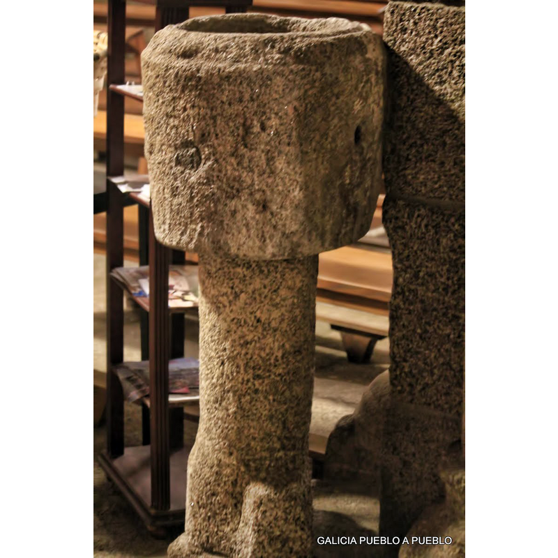 Source caption: "a la entrada de la iglesia se encuentra una interesante PILA DE AGUA BENDITA a la que se le ha añadido una columnilla a modo de pie. Se trata de una pieza cilíndrica, horadada por su parte superior, con unas paredes muy gruesas."