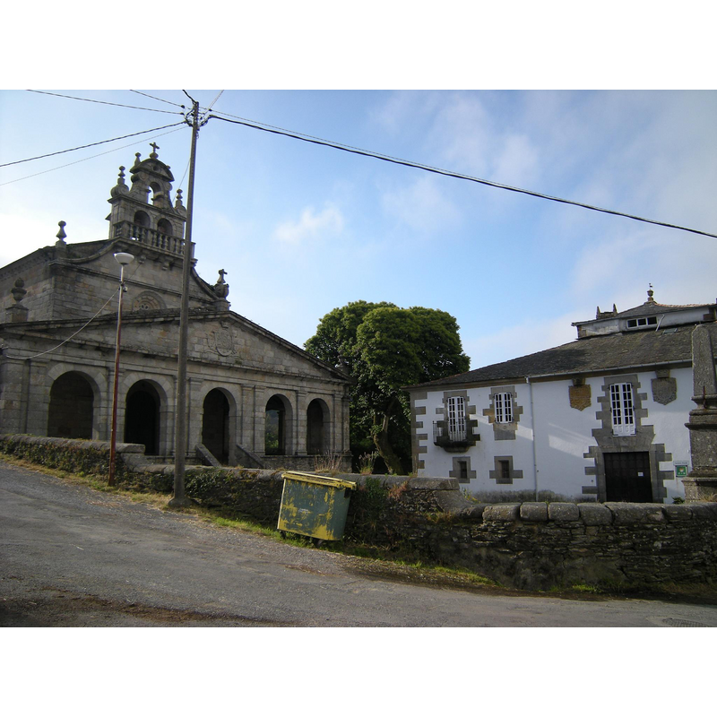 Source caption: "Iglesia de Santa María de Vilabade. Conocida popularmente como Catedral de Castroverde, fue construida a mediados del siglo XV bajo un estilo ojival tardío con influencias góticas y románicas. Destaca en su exterior el pórtico de estilo renacentista de la fachada principal."
