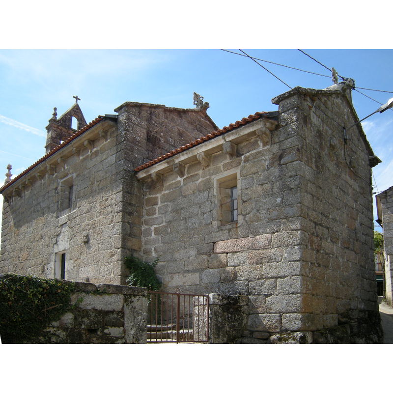 Source caption: "Edificada en el siglo XII, tiene planta de nave única y ábside rectangular."