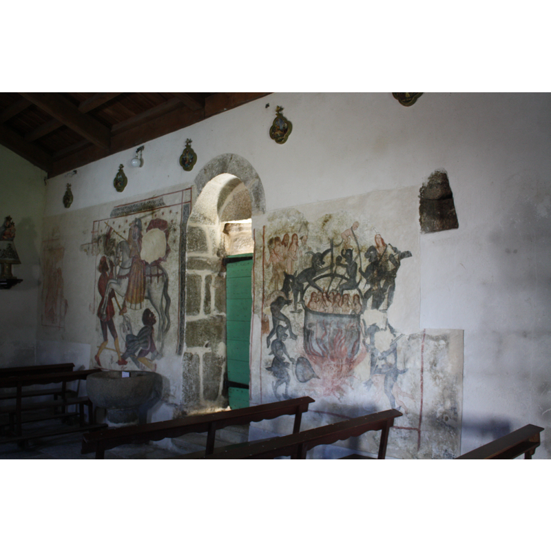 Source caption: "Vista xeral das pinturas murais na igrexa de Santa María de Labrada (Guitiriz, Lugo), lado sur" -- notice the font by the south doorway