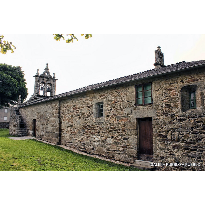Source caption: "En su muro sur se conserva la puerta primitiva, y unas escaleras remodeladas para llegar a las campanas,así como un campanil en la cubierta en la unión con el presbiterio, obras del siglo XVIII."