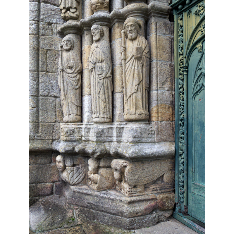 Source caption: "Detalle la composición de la portada. El Arzobispo de Santiago de Compostela, Lope de Mendoza (1363-1435), patrocina esta soberbia iglesia, consiguiendo continuar con el arte del Maestro Mateo."