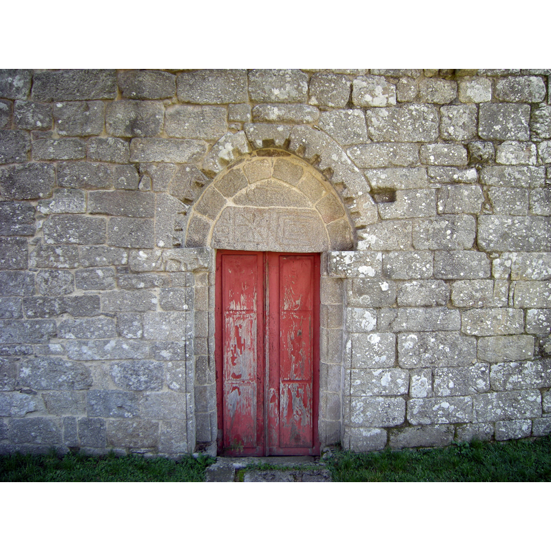 Source caption: "El tímpano es muy peculiar por su decoración. Puede que no se trate de un tímpano labrado directamente para la fachada de esta iglesia, sino que proceda de la estela de una tumba prerrománica. Se trata de una decoración de tipo geométrico: dos cuadrados. El que vemos a nuestra derecha contiene dos cuadrados y en el cuadrado interior hay dos círculos. Este símbolo de dos cuadrados representa dos fases de protección. Si se suman los cuatro lados de cada cuadrado, el número total es ocho, que es número de perfección y de resurrección. Así los cuadrados serían el equilibrio entre las fases de la vida y la muerte, mientras que el círculo simboliza la unidad absoluta: lo espiritual frente a lo material. A nuestra izquierda hay otro cuadrado con una estrella de ocho puntas. Otra vez aparece el número ocho; si le sumamos la unidad del centro, el resultado sería el nueve, número sagrado. Además de los ocho lados de los dos cuadrados y los de la estrella, podemos ver las ocho piedras de la arquivolta, de las que cuelgan los triángulos decorativos, y las ocho piedras que enmarcan el interior del tímpano. En la parte superior del tímpano hay una cruz griega custodiada por el sol y la luna. A nuestra derecha está el sol, foco de luz que simboliza a Cristo (“Yo soy la luz del mundo”). La cruz está en el centro del tímpano, y hace referencia a que está en el centro del universo. A nuestra izquierda está la luna, que simboliza lo femenino que recibe la luz del sol (masculino) y, así mismo, es símbolo de renovación, por los diversos ciclos de transformación (creciente y menguante). Aquí concretamente es la luna creciente, símbolo de renovación dinámica o símbolo femenino de la castidad que se personifica en la Virgen, con quien se compara en las antiguas letanías cristianas. Además, tanto el sol como la luna, tienen connotaciones sexuales, sobre todo relacionadas con la fertilidad."