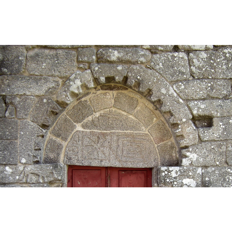 Source caption: "El tímpano es muy peculiar por su decoración. Puede que no se trate de un tímpano labrado directamente para la fachada de esta iglesia, sino que proceda de la estela de una tumba prerrománica. Se trata de una decoración de tipo geométrico: dos cuadrados. El que vemos a nuestra derecha contiene dos cuadrados y en el cuadrado interior hay dos círculos. Este símbolo de dos cuadrados representa dos fases de protección. Si se suman los cuatro lados de cada cuadrado, el número total es ocho, que es número de perfección y de resurrección. Así los cuadrados serían el equilibrio entre las fases de la vida y la muerte, mientras que el círculo simboliza la unidad absoluta: lo espiritual frente a lo material. A nuestra izquierda hay otro cuadrado con una estrella de ocho puntas. Otra vez aparece el número ocho; si le sumamos la unidad del centro, el resultado sería el nueve, número sagrado. Además de los ocho lados de los dos cuadrados y los de la estrella, podemos ver las ocho piedras de la arquivolta, de las que cuelgan los triángulos decorativos, y las ocho piedras que enmarcan el interior del tímpano. En la parte superior del tímpano hay una cruz griega custodiada por el sol y la luna. A nuestra derecha está el sol, foco de luz que simboliza a Cristo (“Yo soy la luz del mundo”). La cruz está en el centro del tímpano, y hace referencia a que está en el centro del universo. A nuestra izquierda está la luna, que simboliza lo femenino que recibe la luz del sol (masculino) y, así mismo, es símbolo de renovación, por los diversos ciclos de transformación (creciente y menguante). Aquí concretamente es la luna creciente, símbolo de renovación dinámica o símbolo femenino de la castidad que se personifica en la Virgen, con quien se compara en las antiguas letanías cristianas. Además, tanto el sol como la luna, tienen connotaciones sexuales, sobre todo relacionadas con la fertilidad."