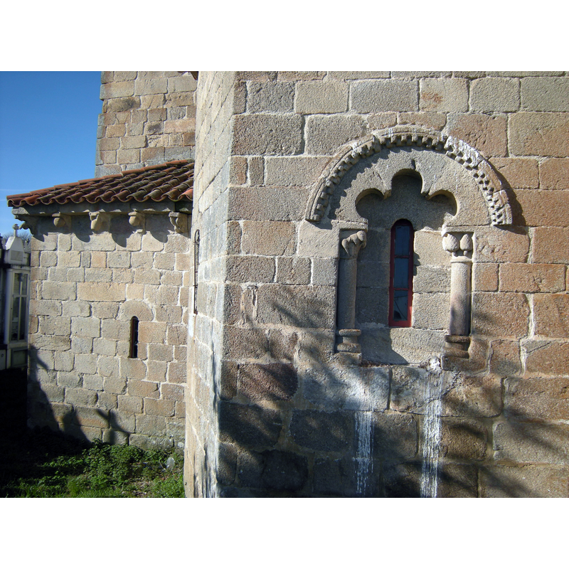 Source caption: "en primer plano vemos el ábside central con una hermosa ventana y a la izquierda el ábside lateral sur"