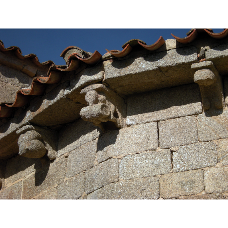 the centre corbel is often identified as a man drinking from a barrel, but Faustino Porras Robles and Alberto García Roldán identify it as a musician playing the 'dolio' a rare instrument of similar shape