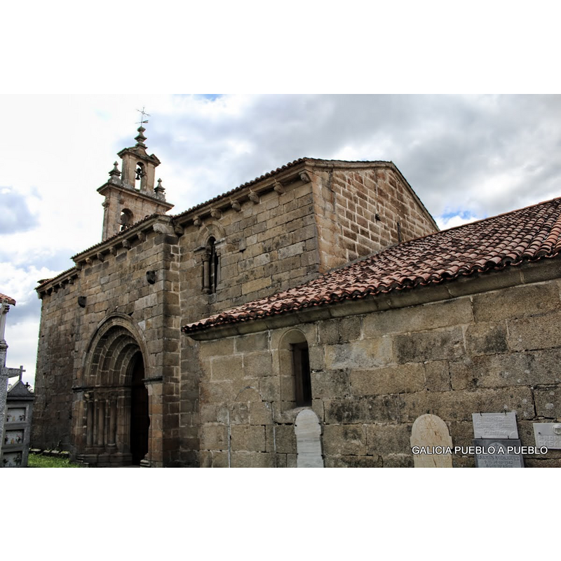Source caption: "iglesia románica de San Xillao o San Xulían de Lobios, uno de los mejores ejemplos de tardorrománico que se conservan en la Ribeira Sacra. Edificada ya bien entrado el primer tercio del siglo XIII, perteneció a un antiguo monasterio de monjas benedictinas."