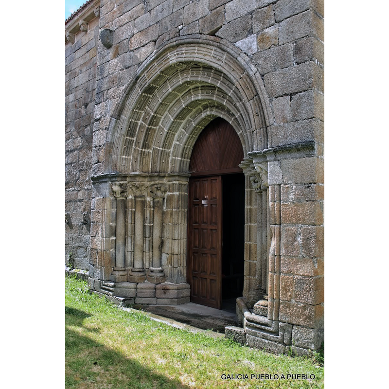 Source caption: "PORTADA SUR adelantada al muro del templo, con podium muy desarrollado, línea de imposta marcada, muy abocinada, con su propio tejaroz y canecillos, que expresa un lenguaje formal alejado de la tradición arquitectónica gallega y nos acerca a los usos constructivos y conceptos estéticos del mundo castellano-leonés."