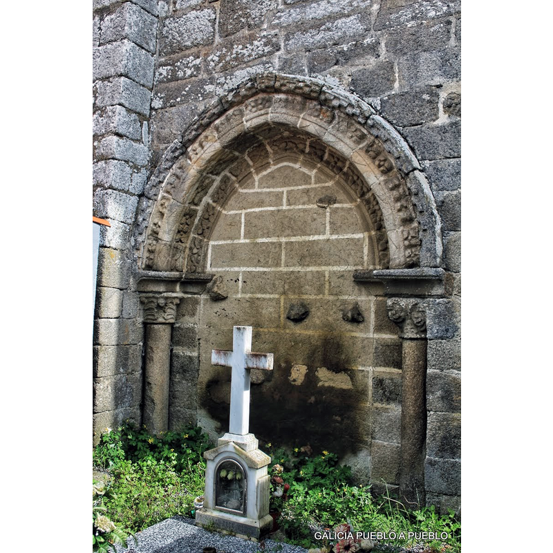Source caption: "Conserva tapiada la puerta norte, que daba acceso al claustro, que tiene chambrana de ajedrezado y decoración geométrica y vegetal."