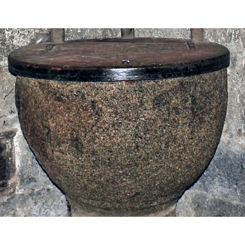 the photographer claims there remains evidence of a blind arcade resting on columns towards the upper side of the font: "quedan evidencias de que la embocadura de la copa se festoneaba con una serie de arcos ciegos apeados en columnas" -- it is hard to see this now, but is it not a hint of two such arches on the left side?