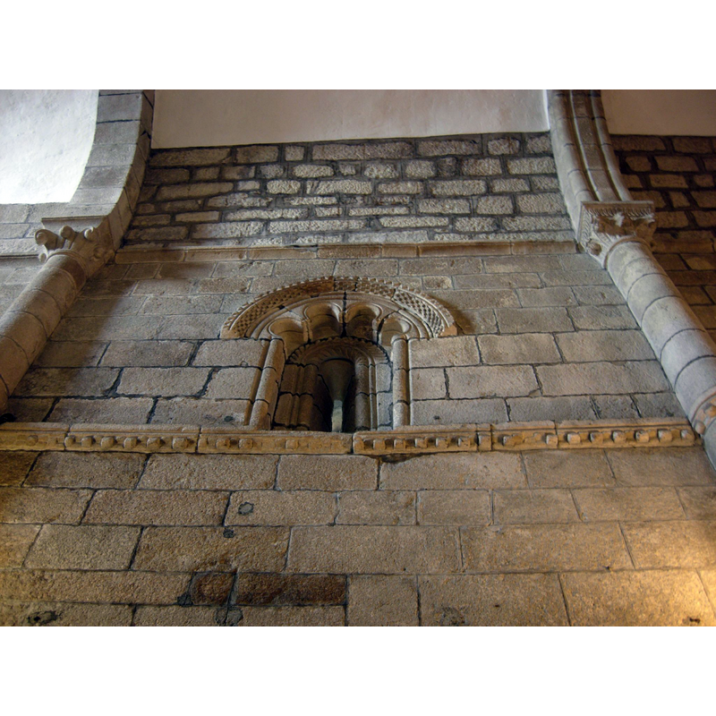Source caption: "Ventana con arco tetralobulado y chambrana ajedrezada en uno de los paños del muro norte"