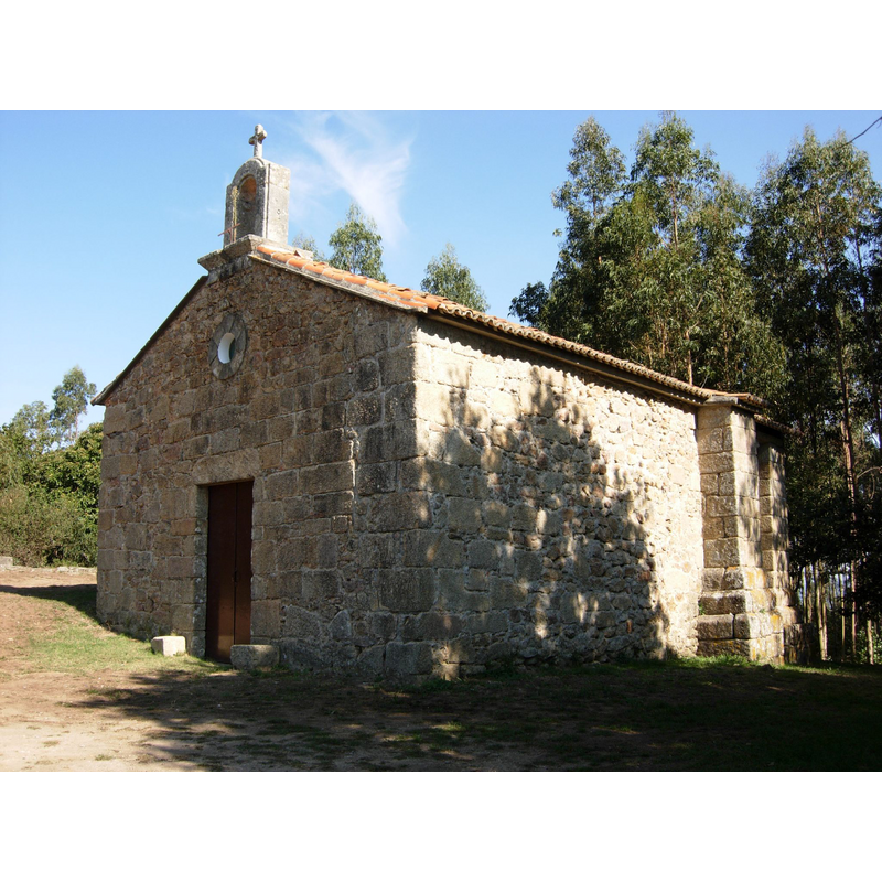 Source caption: "Pequeña capilla románica construida a mediados del siglo XII como iglesia parroquial de Sésamo. Cuenta con planta de una sola nave con ábside rectangular."
