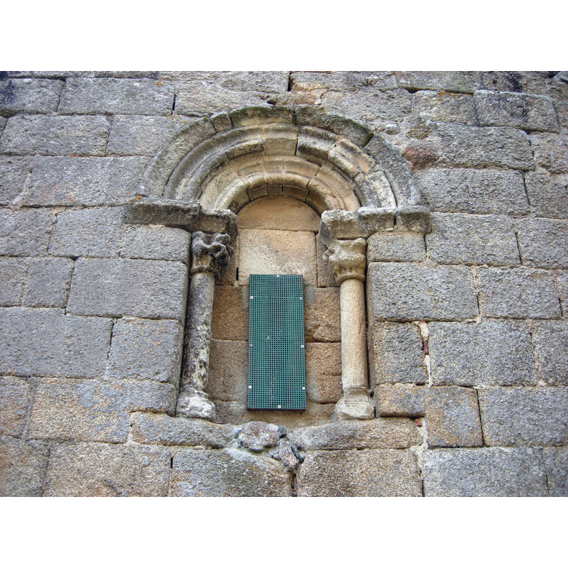 Source caption: "Ventana del ábside con arquivoltas tóricas apoyadas sobre un par de columnas con capiteles zoomorfos."