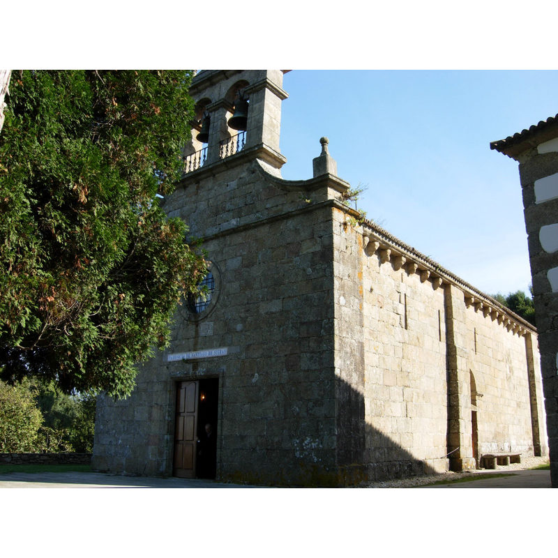 Source caption: "Iglesia románica construida en el siglo XII. La fachada y ábside han sido reconstruidos incorporando elementos renacentistas, barrocos y neoclásicos."