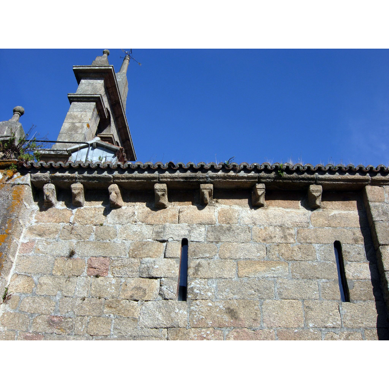 Source caption: "Canecillos y ventanas saeteras en el muro sur."