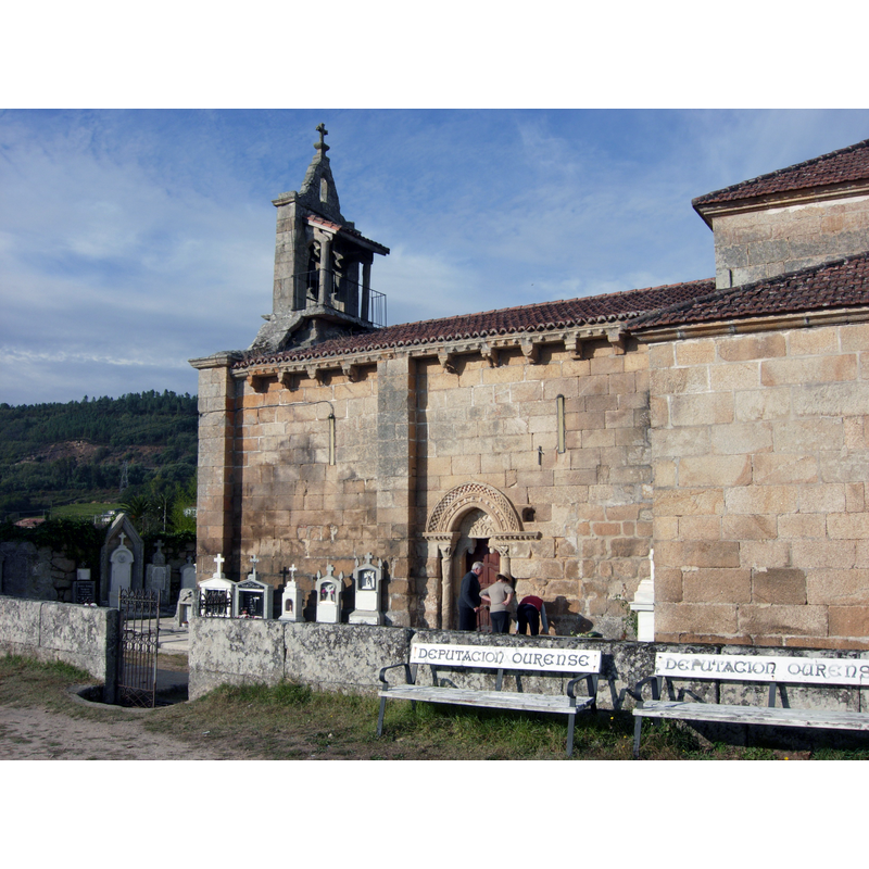 Source caption: "Iglesia de Santa María de Razamonde. Del antiguo templo románico quedan pocos restos por haber sido reedificado en su totalidad."
