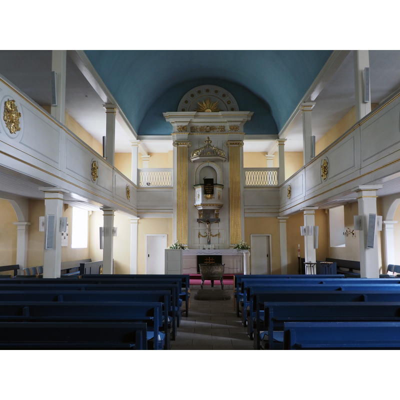 Source caption: "Innenraum mit Altar in der Kirche St. Johannes der Täufer in Winsen (Aller), Niedersachsen, Deutschland"