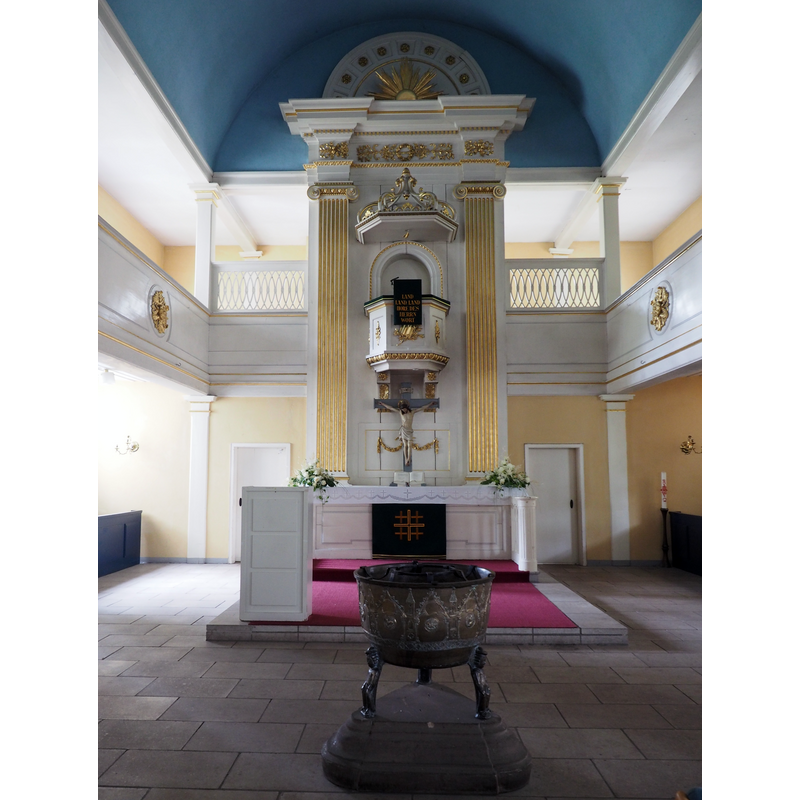 Source caption: "Kanzelaltar und Taufbecken in der Kirche St. Johannes der Täufer in Winsen (Aller), Niedersachsen, Deutschland"