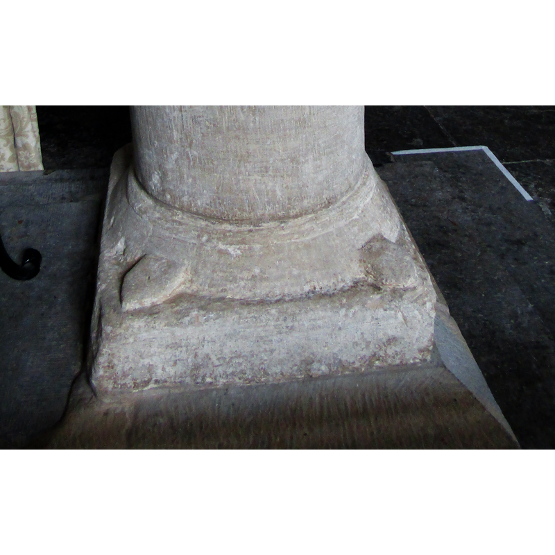 a thick moulding at the bottom of the stem