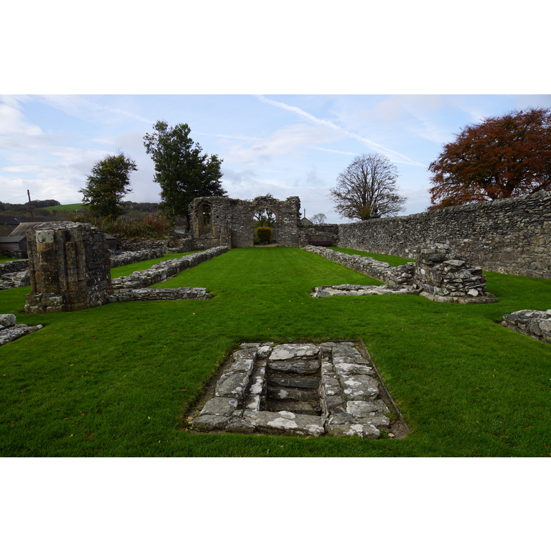 Source caption: "Strata Florida Abbey, Wales. In de kerk kijkende naar het schip in het westen vanuit het koor (midden in de kerk, tussen de transepten)"